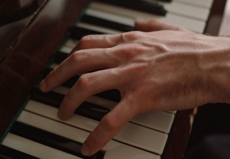 Mani che suonano i tasti di un pianoforte