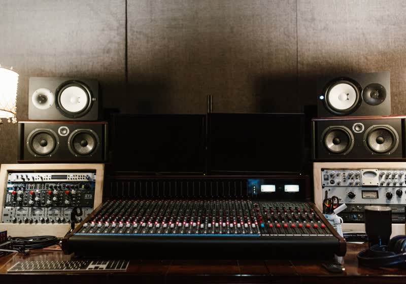 Console di missaggio in uno studio di registrazione