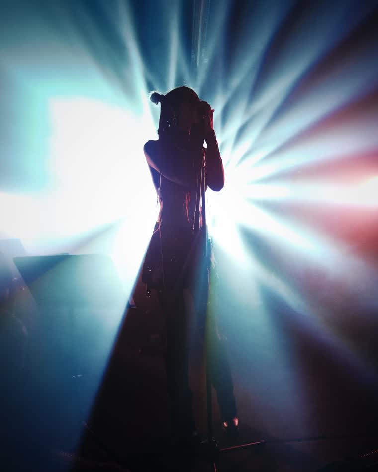 Sagoma di un artista in controluce su un palco