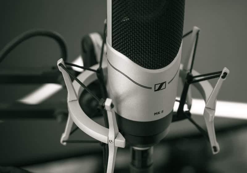 Microfono a condensatore bianco in uno studio