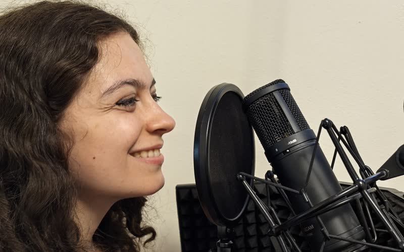 Alessia Guida sorride davanti al microfono durante una lezione