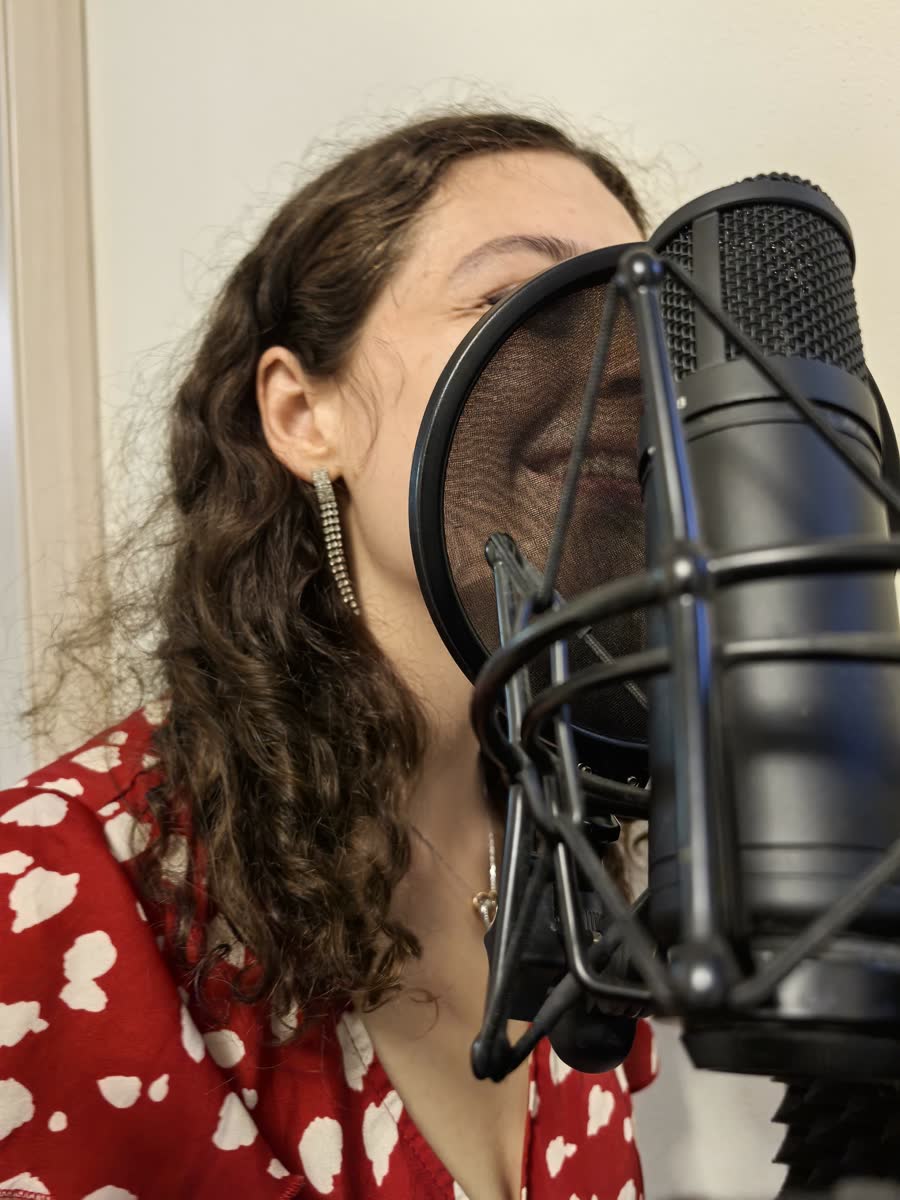 Alessia canta dietro il filtro anti-pop del microfono